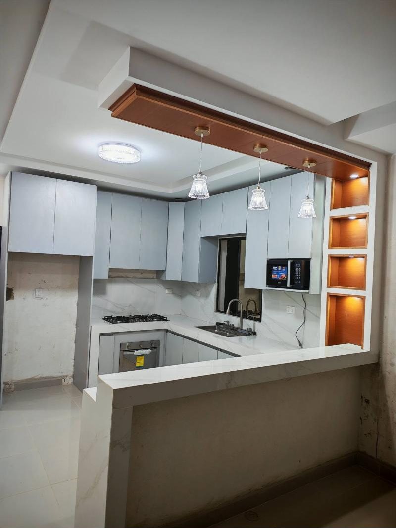 Cocina moderna de melamina con barra e iluminación LED en Managua